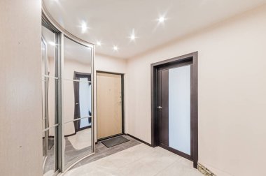 Rusya, Moskova... 29 Nisan 2020: İç mekan dairesi modern, parlak, rahat atmosfer. Genel temizlik, ev dekorasyonu, satılık ev hazırlığı. oda kapıları, yenileme koridoru lobi girişi