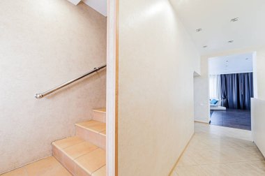 Rusya, Moskova... 29 Nisan 2020: İç mekan dairesi modern, parlak, rahat atmosfer. Genel temizlik, ev dekorasyonu, satılık ev hazırlığı. oda kapıları, yenileme koridoru lobi girişi