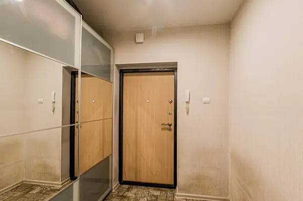 ロシア モスクワ 2020年4月29日 インテリアルームアパート現代明るい居心地の良い雰囲気 掃除や家の装飾家の販売の準備 部屋の扉改修廊下ロビーエントランスホール — ストック写真