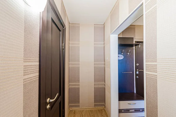 ロシア モスクワ 2020年4月29日 インテリアルームアパート現代明るい居心地の良い雰囲気 掃除や家の装飾家の販売の準備 部屋の扉改修廊下ロビーエントランスホール — ストック写真
