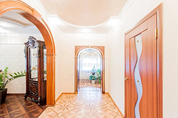俄罗斯 莫斯科 2020年4月29日 室内公寓 现代明亮舒适的氛围 一般清洁 家居装修 准备出售房屋 房间门 翻新走廊大堂入口大厅 — 图库照片