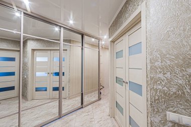 Rusya, Moskova... 29 Nisan 2020: İç mekan dairesi modern, parlak, rahat atmosfer. Genel temizlik, ev dekorasyonu, satılık ev hazırlığı. oda kapıları, yenileme koridoru lobi girişi