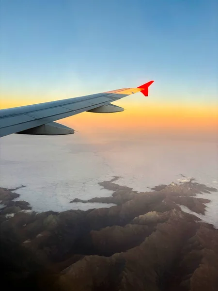 Uçak kanadı görünümü bulutların üstünde