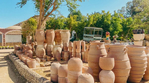 El yapımı kil çömlek ve seramik vazolardan oluşan büyük bir açık hava sergisi.