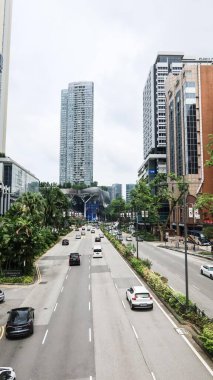 Orchard Yolu, Singapur - 16 Ağustos 2025: İon, Uzak Doğu Alışveriş Merkezi ve gündüz otelleri de dahil olmak üzere yol boyunca yüksek gökdelenler ve alışveriş merkezleri