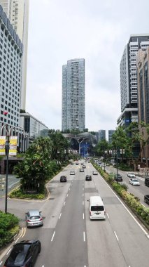Orchard Yolu, Singapur - 16 Ağustos 2025: İon, Uzak Doğu Alışveriş Merkezi ve gündüz otelleri de dahil olmak üzere yol boyunca yüksek gökdelenler ve alışveriş merkezleri