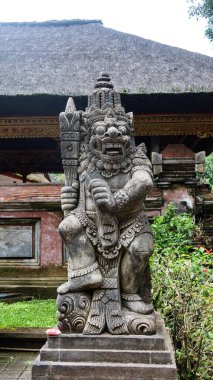 Pura Tirta Empul, Tampaksiring, Ubud, Bali, Endonezya - 19 Ağustos 2025: Tapınakta Hindu ruhani tanrı heykeli 