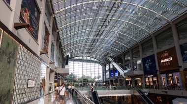 Marina Bay Sands, Singapur. 13 Ağustos 2025. Sands Otel ve Kumarhanesi 'nin kapalı alışveriş merkezi.