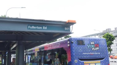Fullerton Yolu, Marina Körfezi, Singapur - 13 Ağustos 2025: Fullterton Yolu 'ndaki otobüs durağında gündüz vakti tek kişilik otobüs durağı.