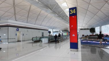 Hong Kong Uluslararası Havalimanı, Chek Lap Kok, Hong Kong - Ekim 12025: 34 numaralı uçuş uçuş pisti, yer ve yürüyen merdiven için yer ve yer. 