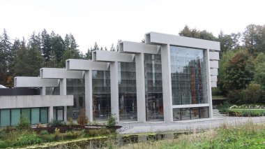 British Columbia Üniversitesi 'nin Vancouver, British Columbia, Kanada' daki Antropoloji Müzesi - 4 Ekim 2025: Müzenin dış cephesi cam cepheli ve gündüz saatlerinde