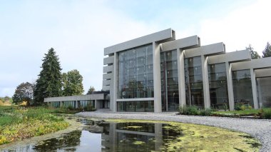 British Columbia Üniversitesi 'nin Vancouver, British Columbia, Kanada' daki Antropoloji Müzesi - 4 Ekim 2025: Müzenin dış cephesi cam cepheli ve gündüz saatlerinde