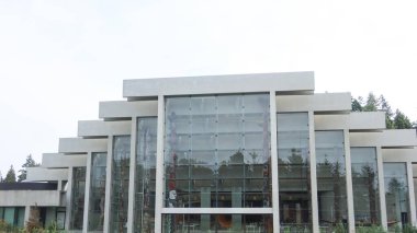 British Columbia Üniversitesi 'nin Vancouver, British Columbia, Kanada' daki Antropoloji Müzesi - 4 Ekim 2025: Müzenin dış cephesi cam cepheli ve gündüz saatlerinde