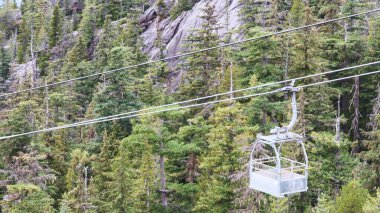 Sea To Sky Gondola, Squamish, British Columbia, Kanada - 9 Ekim 2025: Tepedeki bakım teleferiği