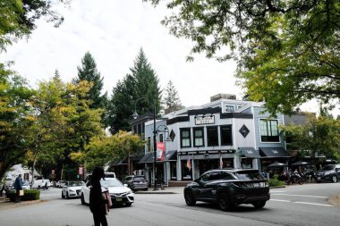 Reid Blok binası, Fort Langley, British Columbia, Kanada - 8 Ekim 2025: Dışarıda bir sürü insanın oturduğu bir kafe Arabaların geçtiği ve ağaçların olduğu bir kafe