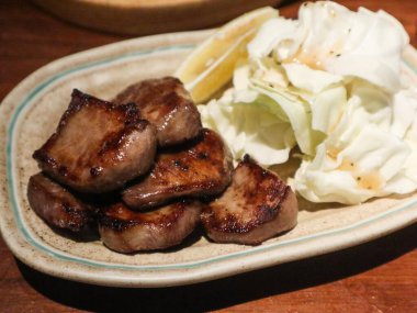 Japon usulü ızgara sığır eti wagyu diline yakın. Kabak diliyle kesilmiş. Yanında da fotokopi alanı.