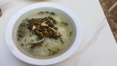 Hong Kong usulü kahvaltı dilimlenmiş domuz eti ve tuzlanmış sebzeli pirinç eriştesi (vermicelli) çorbası. 
