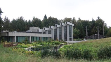British Columbia Üniversitesi 'nin Vancouver, British Columbia, Kanada' daki Antropoloji Müzesi - 4 Ekim 2025: Müzenin dış cephesi cam cepheli ve gündüz saatlerinde