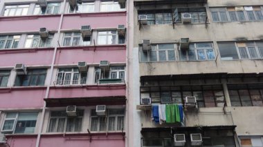 Queen 's Road, Wan Chai, Hong Kong - 15 Kasım 2025: rengarenk, yırtık, eski bir apartman dairesi.