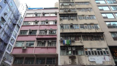 Queen 's Road, Wan Chai, Hong Kong - 15 Kasım 2025: rengarenk, yırtık, eski bir apartman dairesi.