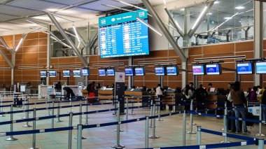 Vancouver Uluslararası Havalimanı, Richmond, İngiltere Kolombiya, Kanada - 11 Ekim 2025: İnsanlar uçak kontrolünde kuyruğa girip hizmet veriyor.