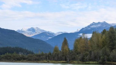 Güney Alpleri, Tantalus İl Parkı, Whistler, British Columbia, Kanada. Karlı ve sık yeşil ormanlı buzul ve dağ. Gündüzleri çam ve çam ağaçları.