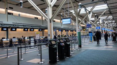 Vancouver Uluslararası Havalimanı, Richmond, British Columbia, Kanada... 11 Ekim 2025: uçuş için havaalanında çanta bırakma kontrolü. Birçok kuyruk var ama hiç turist kuyruğa girmiyor.