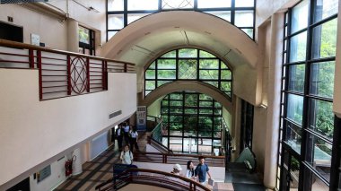 Chong Yuet Ming (CYM) kompleksi, Hong Kong Üniversitesi, Pok Fu Lam, Hong Kong Adası, Hong Kong - 23 Ağustos 2025: cam cepheli kampüs binası ve Chong Yuet Ming Amenities Center