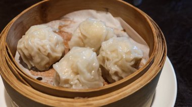 Dört parça Çin loş buharlı bıldırcın buğulama Siu Mai bambu buharlı vapurda fotokopi alanı ile.