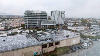 Versante Otel ve Uluslararası Ticaret Merkezi, Richmond, British Columbia, Kanada - 11 Ekim 2025: Fraser Nehri kıyısındaki otopark, fabrika ve depo ve sanayi bölgesi