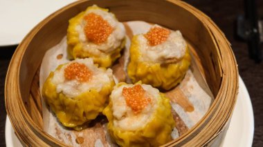 Hong Kong usulü Çin usulü Dim Sum buğulama Siu Mai karides ve etten yapılmış bambu buharlı vapurda fotokopi alanı