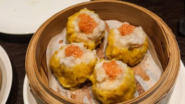 Hong Kong usulü Çin usulü Dim Sum buğulama Siu Mai karides ve etten yapılmış bambu buharlı vapurda fotokopi alanı