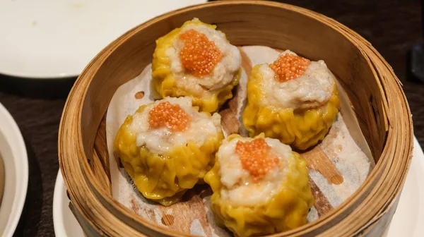 Hong Kong usulü Çin usulü Dim Sum buğulama Siu Mai karides ve etten yapılmış bambu buharlı vapurda fotokopi alanı