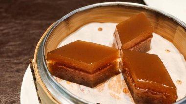 Çin 'de yeni yılda bambu buharlı bir buğulama ile yenen kırmızı pudingli kekin kapağını kapatın.