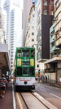 Causeway Körfezi, Hong Kong - 23 Kasım 2025: Hong Kong 'da yüksek binalar ve dükkanlarla gündüz vakti tramvaya binerken çekilen dikey fotoğraf