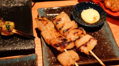 İki domuz kepçesi şişinin yanına soslu mayonez koyun. Yanında da fotokopi alanı olsun.