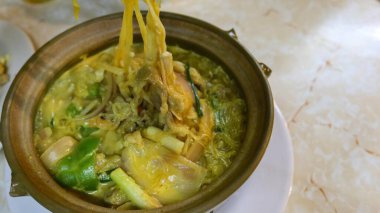 Hong Kong usulü kızarmış körili sebze, yeşil biber, mürekkep balığı ve Çin vermicelli karışımı, Tai Pai dong 'un ünlü yemekleri ve fotokopi alanı.