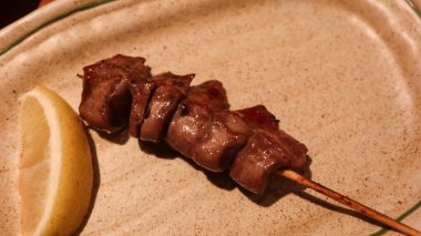 Japon ızgara tavuk sakatatı şiş yakın, sıklıkla bir dilim limonla fotokopi alanı olan bir Yakitori izakaya restoranında servis edilir.