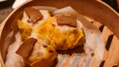 Pahalı ve lüks Kanton tarzı Çin usulü Çin usulü Dim Sum buharda pişmiş Siu Mai karides dilimi ve bambu buharlı bir buharlı tencerenin üstünde fotokopi alanı olan et.