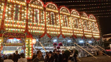 Kam Tin, Yuen Long, Hong Kong - 14 Aralık 2025: Jiao Festival Tiyatrosu 'nda yılda bir kez Çin ağıtları, kırmızı kağıt süslemeleri ve birçok insanla inşa edilen dev bambu..