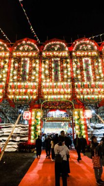 Kam Tin, Yuen Long, Hong Kong - 14 Aralık 2025: Jiao Festival Tiyatrosu 'nda yılda bir kez Çin ağıtları, kırmızı kağıt süslemeleri ve birçok insanla inşa edilen dev bambu..