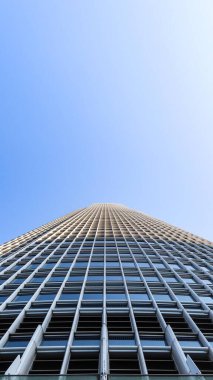 Uluslararası Finans Merkezi, Merkez, Hong Kong - 17 Ocak 2026: Gökdelenlerin alçak açısı alçak açıyla mavi gökyüzü ve kopyalama alanı