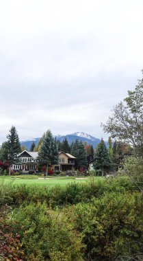 Nicklaus North, Whistler, British Columbia, Kanada - 10 Ekim 2025: 18 delikli golf sahasında tam zamanlı ev sahipleri ve tam zamanlı ev sahipleri olan bir toplum evleri