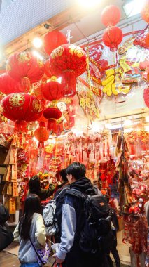 Fuk Wing Sokağı, Sham Shui Po, Hong Kong - 8 Şubat 2026: uğurlu sembollü kırmızı Çin feneri ve yeni yıl şenlik dekorasyonlu altın renkli 'Fu' karakterli kırmızı çiftler satışta