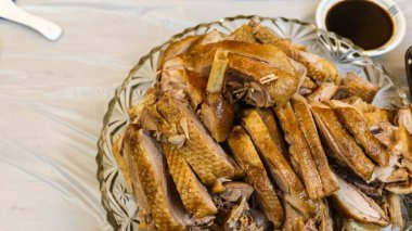 Chiu Chow stili ağır ateşte pişirilmiş kaz dilimlenmiş soya sosu ve yanında fotokopi alanı.