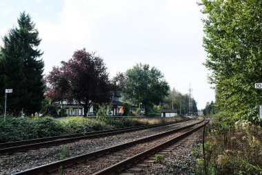 British Columbia, Kanada 'da Fort Langley, 8 Ekim 2025. Yoğun bitki örtüsü, ağaçlar tarafından kısmen gizlenmiş konut binası ve çizgi boyunca işaret levhası olan yarı kırsal kırsal kırsal bölgede düz demiryolu hatlarının kapatılması.