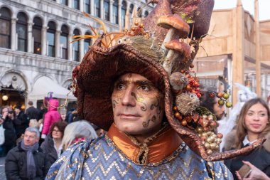 Venedik 'teki San Marco' nun merkezinde geleneksel karnaval ve maskeli katılımcılar