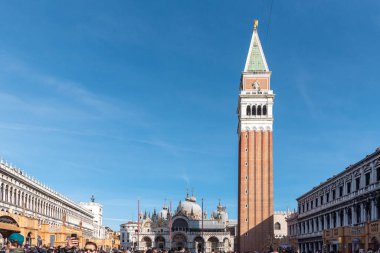 Venedik, İtalya - Ağustos 0 5, 2 0 21: Venedik, İtalya 'daki St. Mark Meydanı' nda turistler.