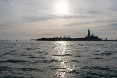 Carnevale di Venezia, İtalya 'da düzenlenen ve maskeleri, kostümleri ve halka açık kutlamalarıyla bilinen iki haftalık ünlü bir festivaldir..
