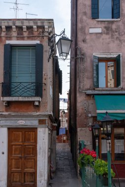 Carnevale di Venezia, İtalya 'da düzenlenen ve maskeleri, kostümleri ve halka açık kutlamalarıyla bilinen iki haftalık ünlü bir festivaldir..